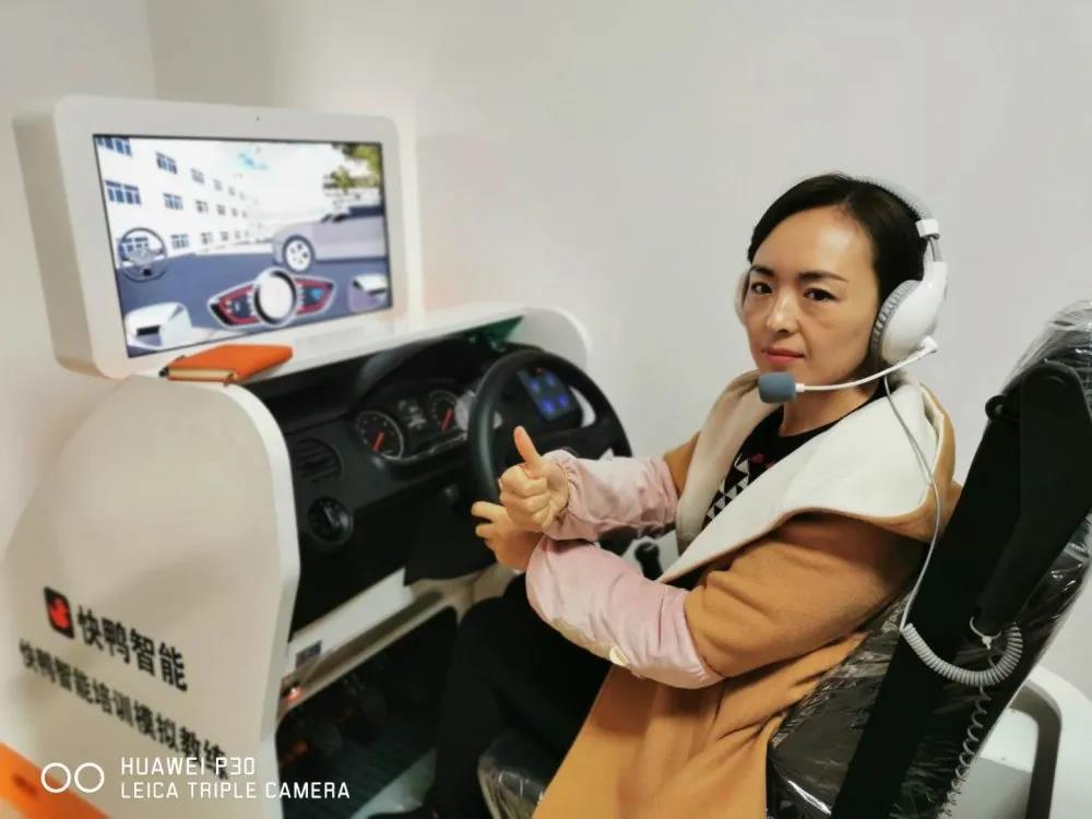 广西绵阳驾校“机器人教练”上岗，开启智能学车新时代！